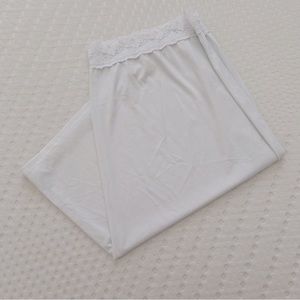 NWOT Vanity Fair White Mid Length Slip